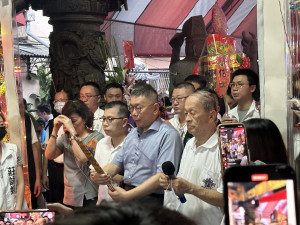 柯文哲向城隍爺祈祝平安順利。（記者扶小萍攝）