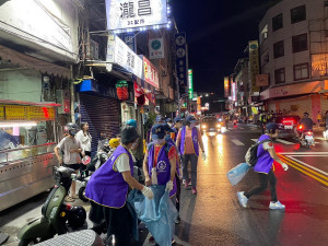 南投市公所成立環保志工沿街整理環境。（市公所提供）