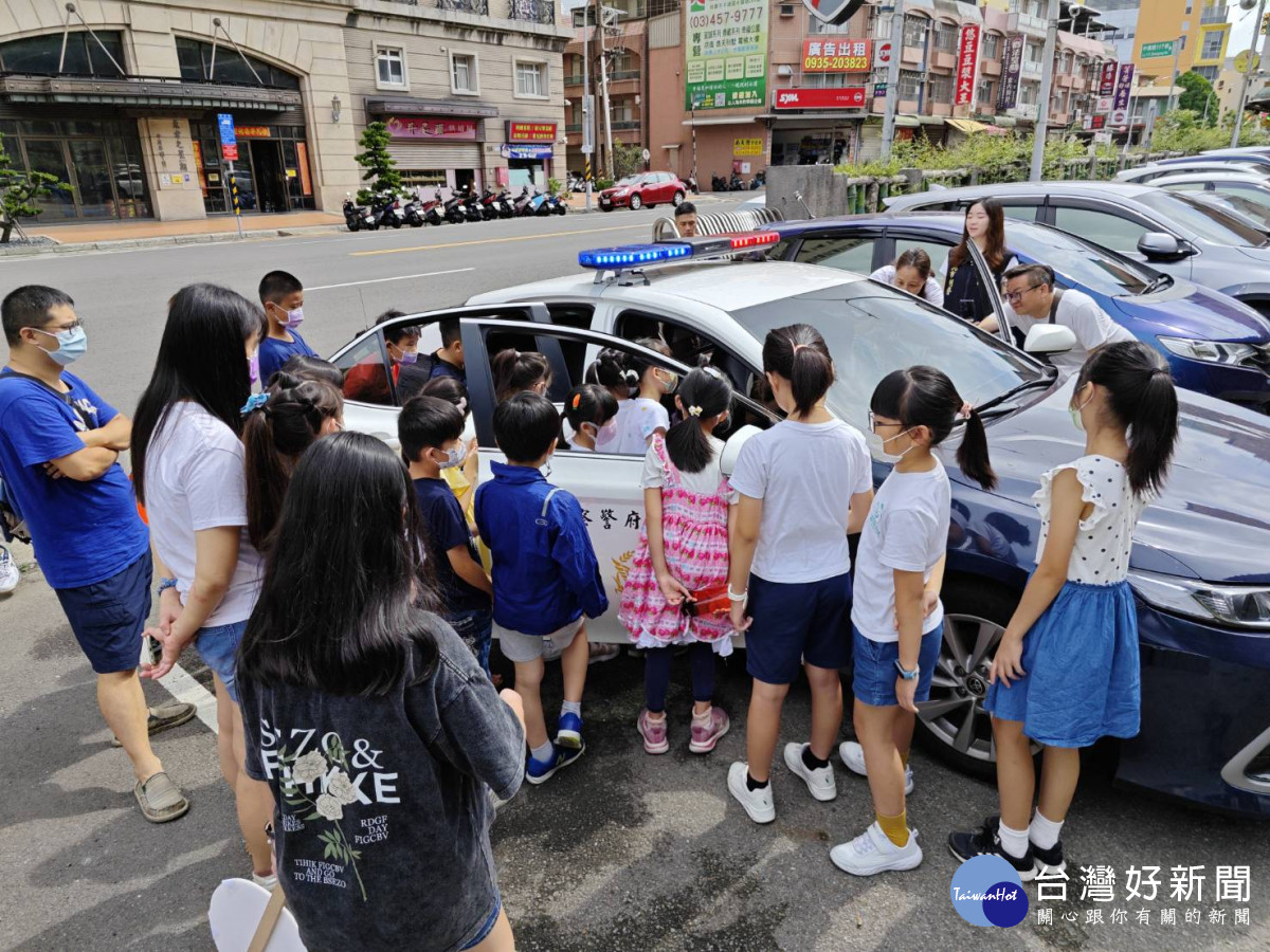 平鎮警分局為辦理112年暑期青春專案犯罪預防及婦幼安全宣導工作，舉辦「福爾摩斯體驗營」。