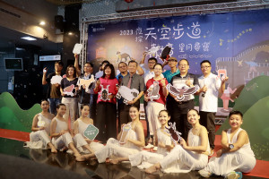 王副縣長與清境觀光民宿業者歡迎全國遊客夜探星空之美。（記者扶小萍攝）
