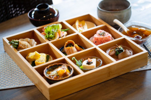 南投縣的「蝴蝶餐」，它強調生態與餐食的結合，透過在地、蝴蝶的食草和蜜源植物作為食材，結合創意料理而成。（圖/日管處提供）