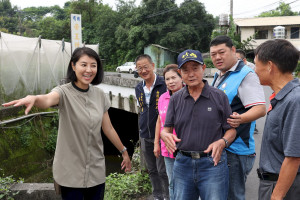 許縣長游議員會勘竹山10多處排水不良護欄破損等均即施工改善。（縣府提供）