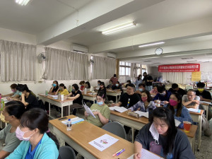 文化局與愚人之友舉辦照服員客語授課。（文化局提供）