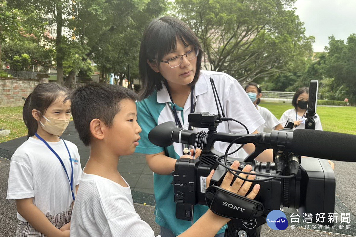 一日有線電視媒體體驗營讓參加的國小學童們當個「一日新聞人」，收獲滿滿。