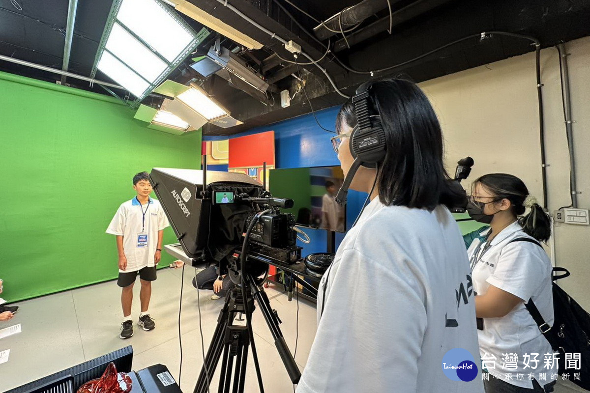 一日有線電視媒體體驗營讓參加的國小學童們當個「一日新聞人」，收獲滿滿。