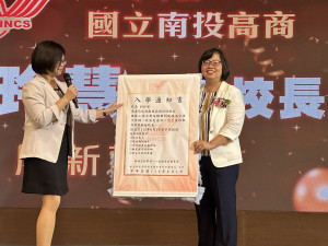 程代理校長（左）宣讀入學通知書，內容有趣。（記者扶小萍攝）