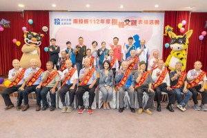 許縣長與鄉鎮市長議員和模範父親合影。（縣府提供）