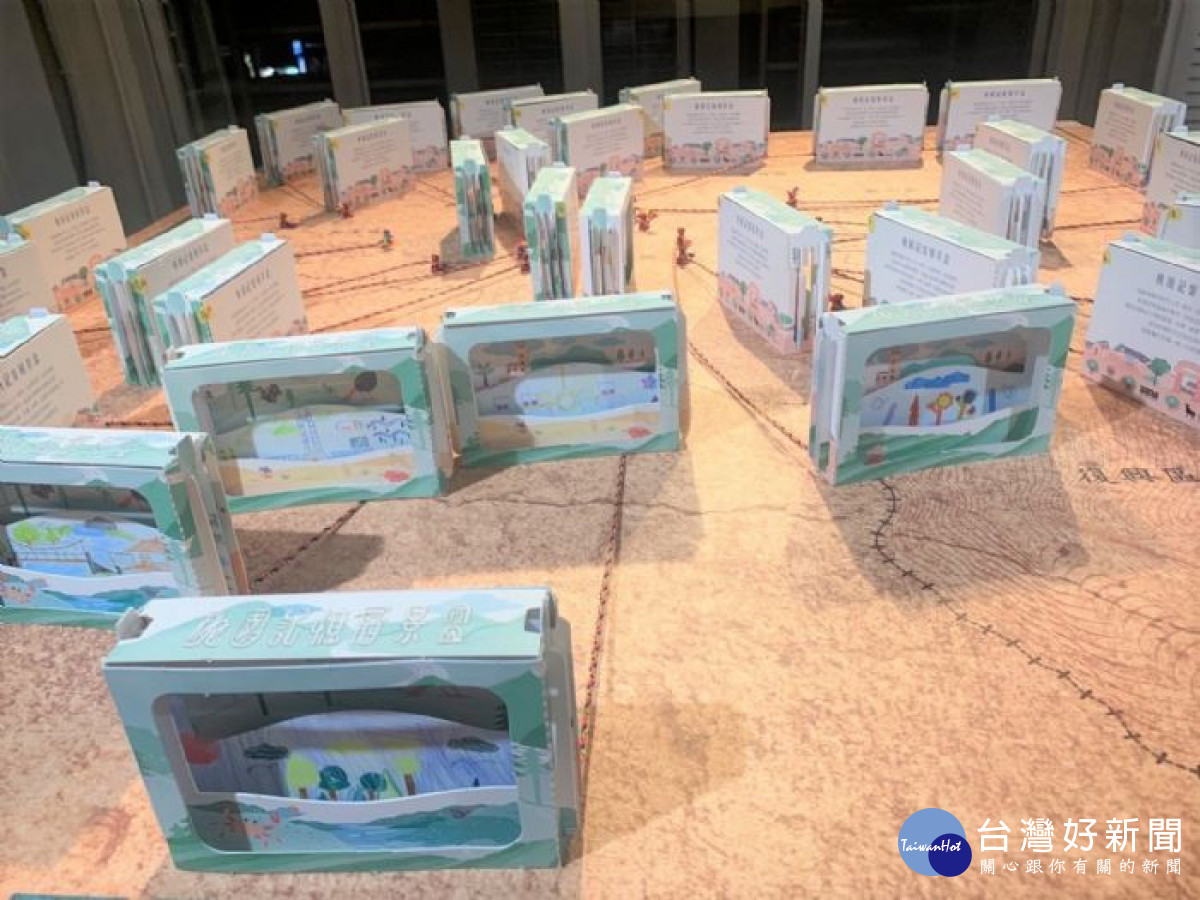 葉洋設計師與民眾創作的「桃園記憶層景盒」，呈現出桃園市繽紛多彩的城市景觀。<br /><br />
