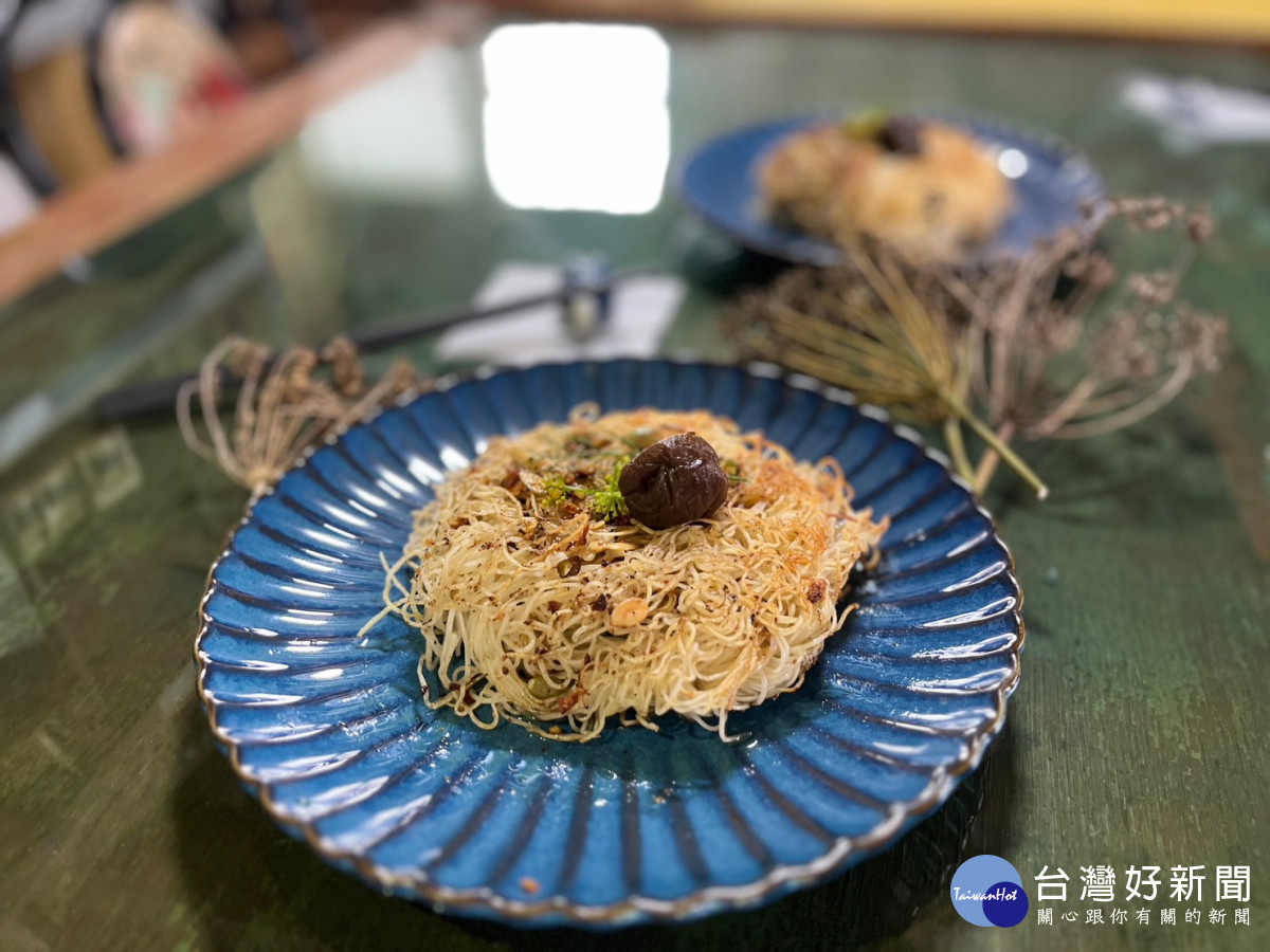 客庄香草植物的創意料理「茴香麵線煎」。