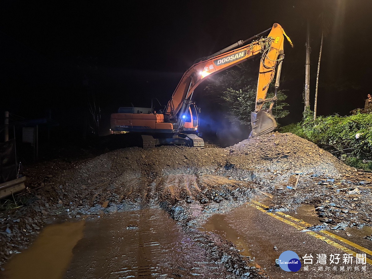 公路總局二區養護工程處連夜搶通道路等。（二工處提供）