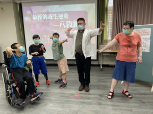 ▲無障礙之家邀請中醫診所院長許富鈞中醫師結合輕鬆音樂改編八段錦健康操復健運動，憨兒個個興致高昂學習。