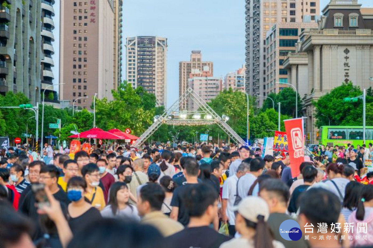 桃園啤酒節吸引眾多市民朋友湧入桃園藝文廣場。<br />
<br />
