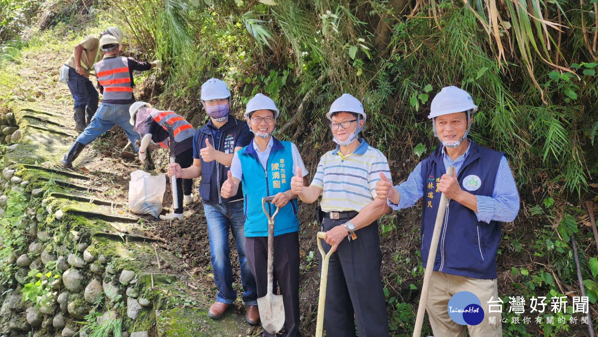 萬里長城登山步道興闢工程動工儀式，台中市議員陳清龍、市府觀光旅遊局主任秘書廖偉志、豐原區長洪峰明到場見證。