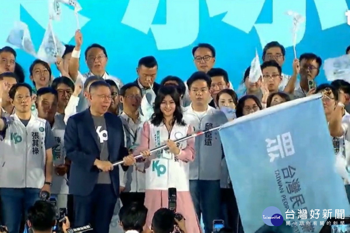 民眾黨主席柯文哲在黨慶活動中為桃園市第6選區立委參選人李慕妍授旗。