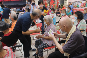 新竹耶穌聖心堂張文興會長發送長者祈禱祝福小卡及禮物