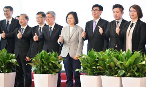 ▲高雄市長陳其邁陪同蔡英文總統、陳建仁院長出席臺灣碳權交易所開幕揭牌典禮。
