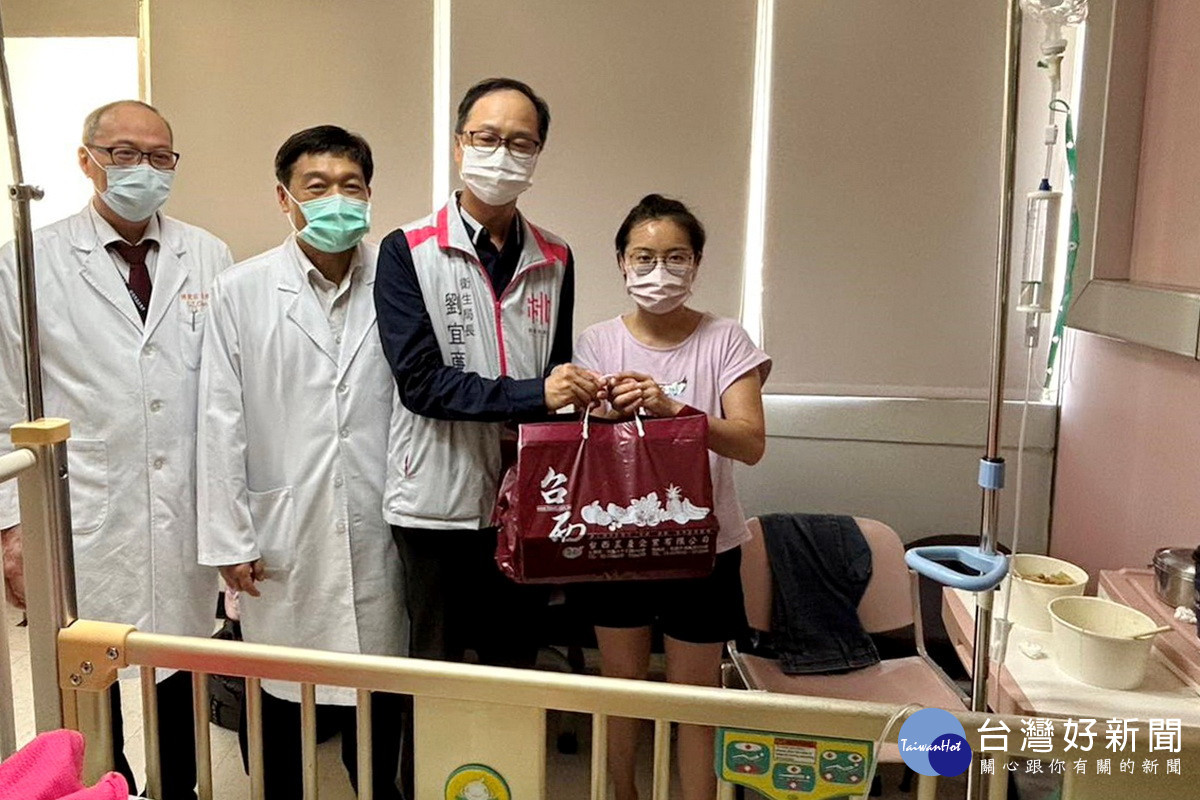 忠貞市場越南法國麵包食品中毒案，桃園市政府衛生局長劉且廉親往醫院探視關懷。