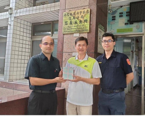 信義分局長戴志龍（左）代表警友辦事處主任賴國正及分局全體同仁，贈送紀念品給巡佐游錫鈴。（圖/信義警分局提供）