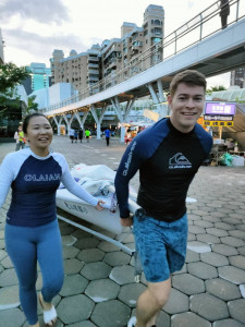▲圓夢團隊「愛汕海雄」國際志工至林園汕尾漁村進行風帆交流活動。