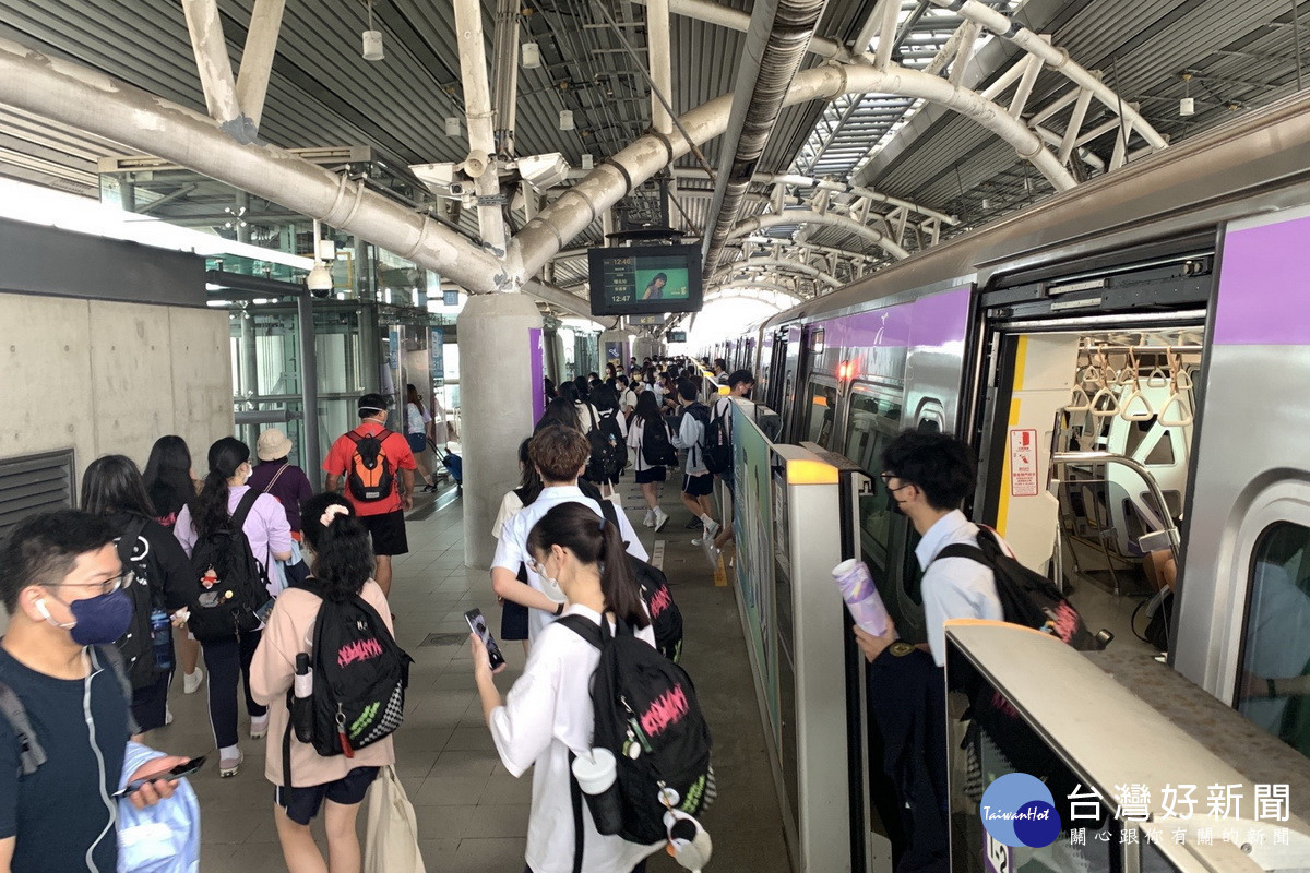 因應人潮回流旅運需要，桃園機場捷運直達車班距調整為15分鐘。