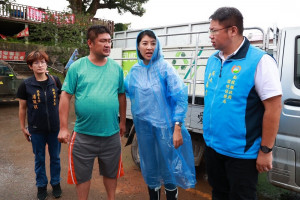 許縣長督導清消作業，感謝支援國軍及清潔隊員辛勞。（圖/南投縣府提供）