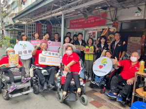 ▲國際獅子會300-E5區公益推廣大使到高市肢體障礙團體參觀。
