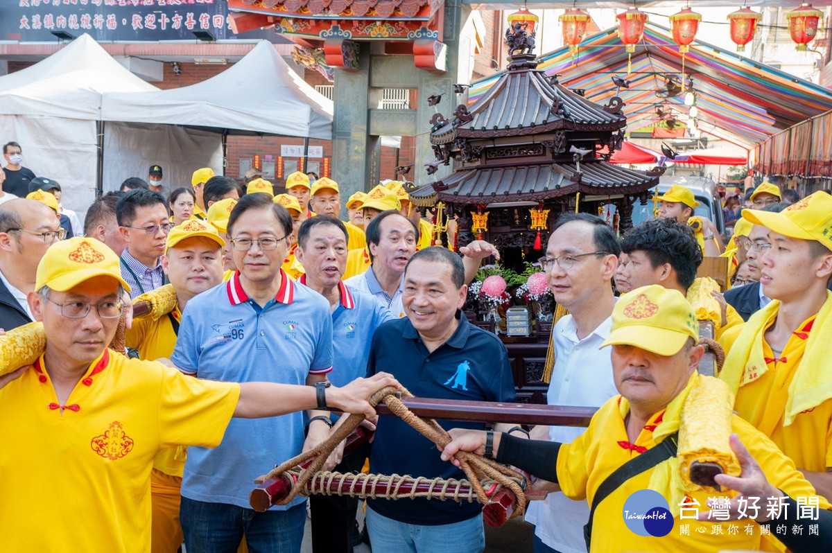 桃園市長張善政參加「恭祝關聖帝君1864周年聖誕遶境起駕」典禮，與在地社頭遶境祈福