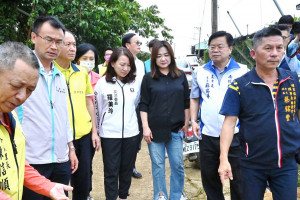 馬立委陳部長等赴災區會勘後，9日公告受理災損申請。（馬立委服務處提供）