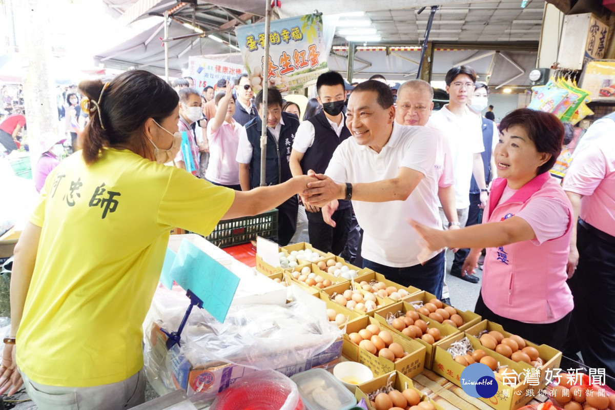 侯友宜合體楊瓊瓔掃街大雅第一公有市場，向攤商及民眾懇託，受到熱烈歡迎。
