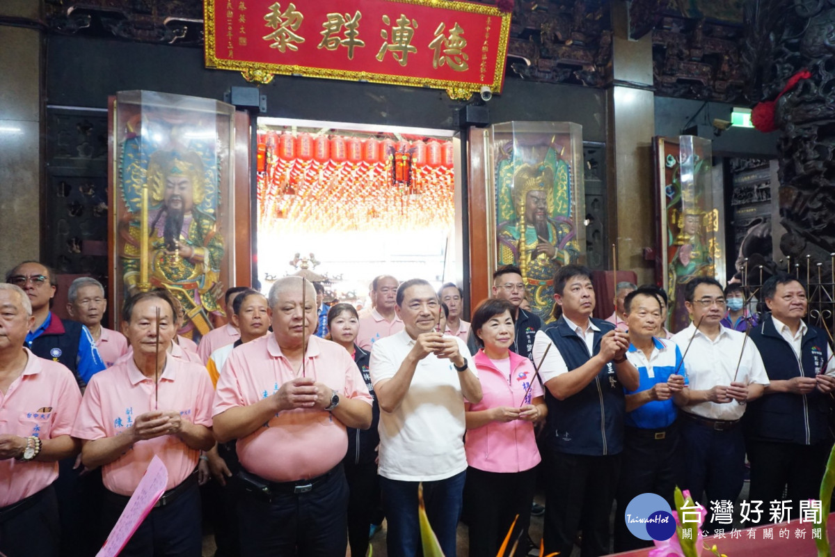 侯友宜南下台中參拜大雅永興宮，黨籍立委楊瓊瓔、市議員吳呈賢及多位里長、地方仕紳陪同。