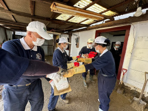 慈濟志工以極具效率的方式為災戶整理家園。（慈濟服務處提供）