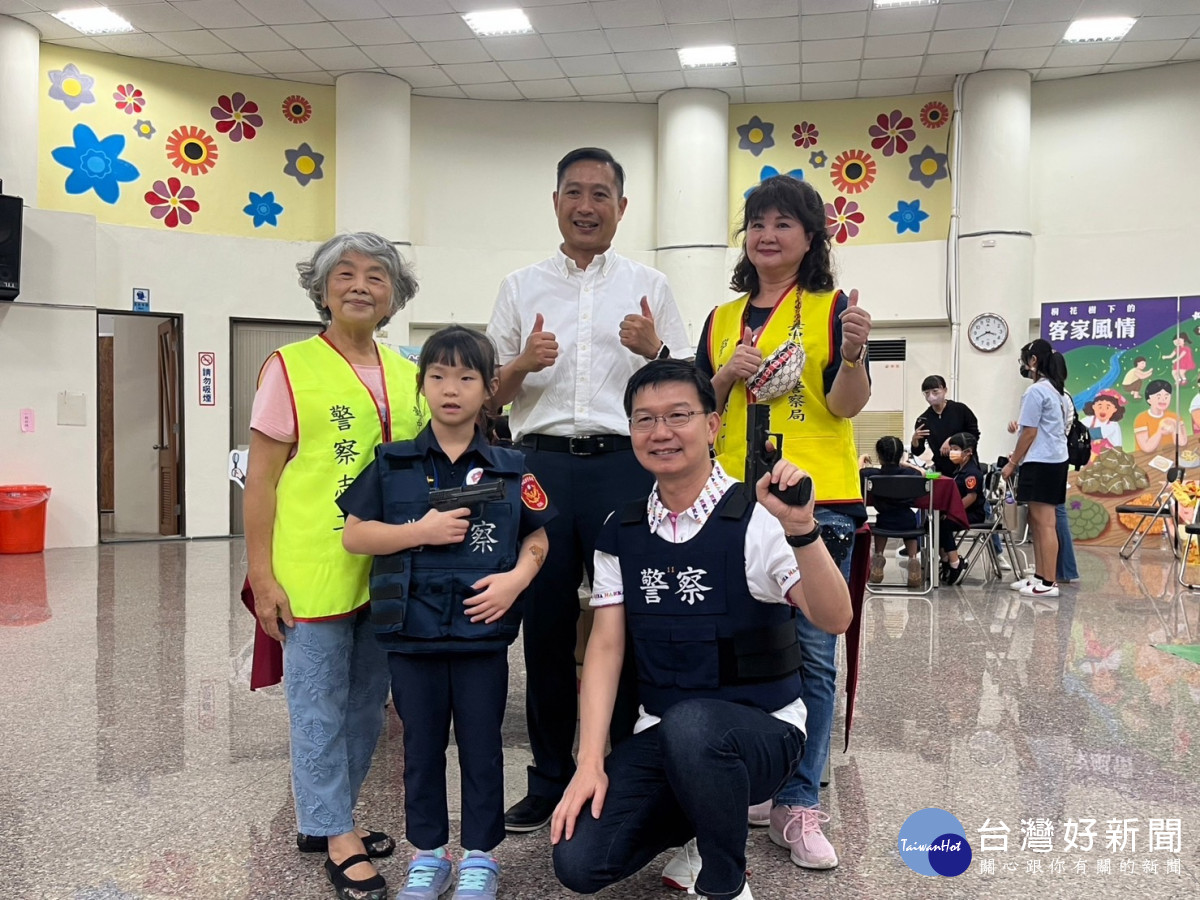 小朋友穿著防彈衣，預防犯罪體驗活動。