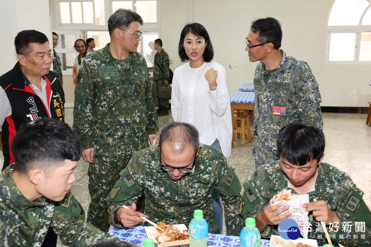 許縣長特別購買了600份雞排讓國軍弟兄們加菜，慰勞他們的辛勞。（圖/南投縣府提供）