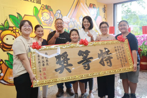 劉京妮為蜂蜜評鑑再奪特等三連霸。（縣府提供）