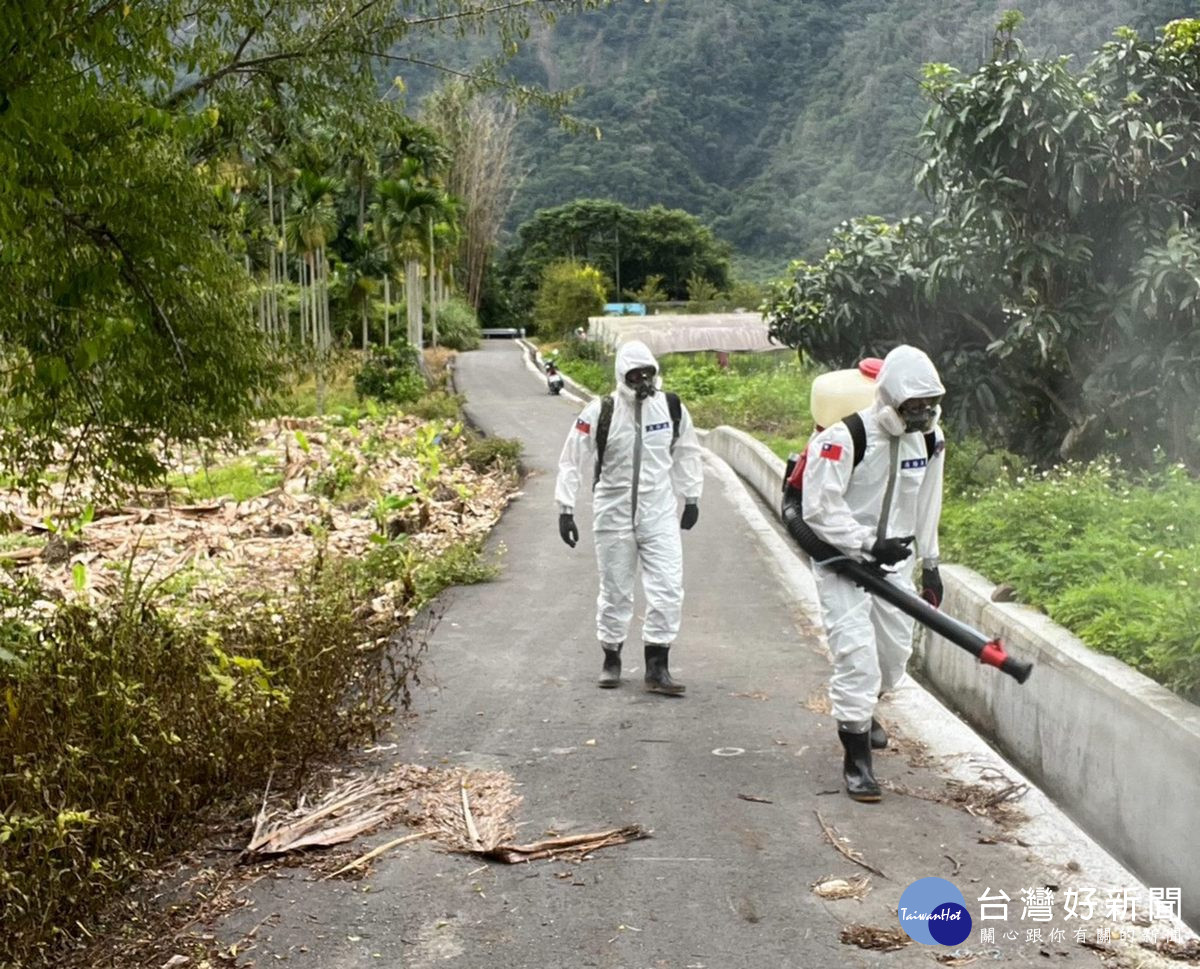 化學兵清消。（圖/南投縣府提供）<br />
<br />
