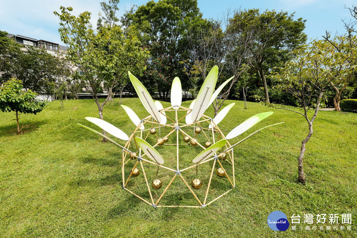 桃園地景藝術節參展作品〈池畔律動〉。