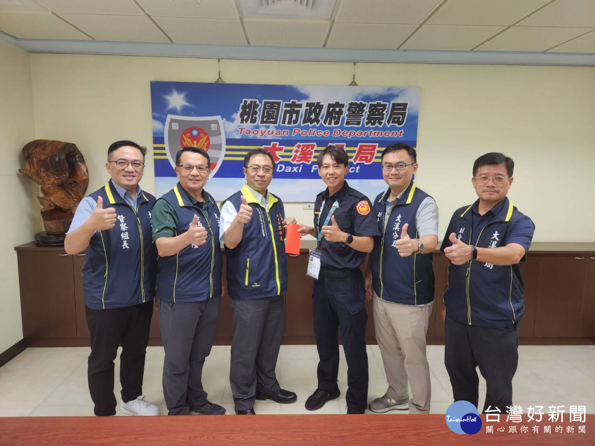 大溪警友辦事處副主任郭科廷前往大溪分局頒贈許紹為巡官獎勵金表達慰勉之意。<br />
<br />
