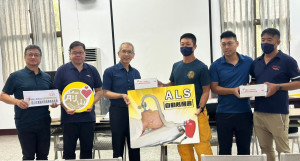 前山基金會董事、竹山秀傳醫院院長莊碧焜（左3）將攜帶式氣動型自動甦醒器捐贈給南投縣消防局專責救護隊。