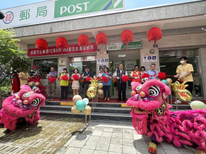 來賓為大庄郵局喬遷啟用剪綵。（記者扶小萍攝）