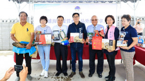 ▲市長陳其邁與高雄海味外銷加拿大各項出口產品合影。