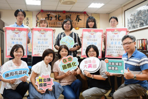 戴辰諠（後左二）與蔣育柔（後右一）逆境中奮勇向上。（投商提供）
