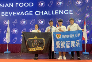 南開餐飲管理系主任許志滄（左二）率同學勇奪5金。（南開科大提供）