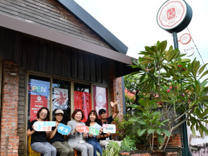 勞動部長許銘春(中)鼓勵民眾前來藝農號參觀選購，以實際支持在地商品，創造更多工作機會，讓青年願意留鄉深耕發展