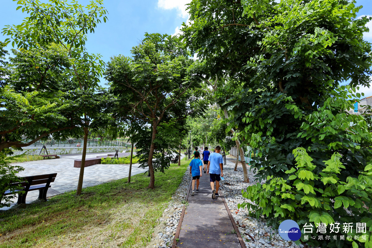 既有鐵軌仿枕木步道