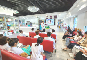 德國藥廠邀請王正坤醫師開課，指導醫師如何安全注射臉部填充物，來避免血管栓塞