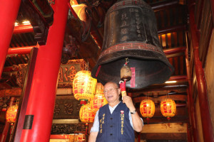 新港奉天宮董事長何達煌在鬼門開前進行封鐘鼓儀式／陳致愷翻攝