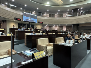 縣議會臨時會最後一日議員關心救災進度。（記者扶小萍攝）