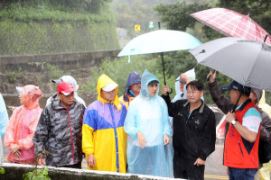 許縣長冒雨勘查釀災的春陽大排 ，允爭取中央支持徹底整治