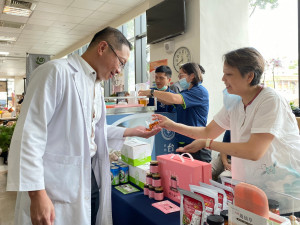 彰化秀傳醫院打造健康人文互動體驗的室內質感市集，員工直呼「好幸福」。圖／秀傳醫院提供