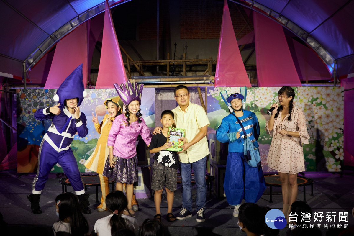 蘋果劇團帶來親子科幻劇《油桐花星球歷險記》，在龍潭區武德殿文友廣場完美演出。